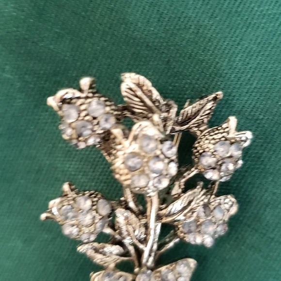 Lovely Floral Pin - Picture 2 of 4